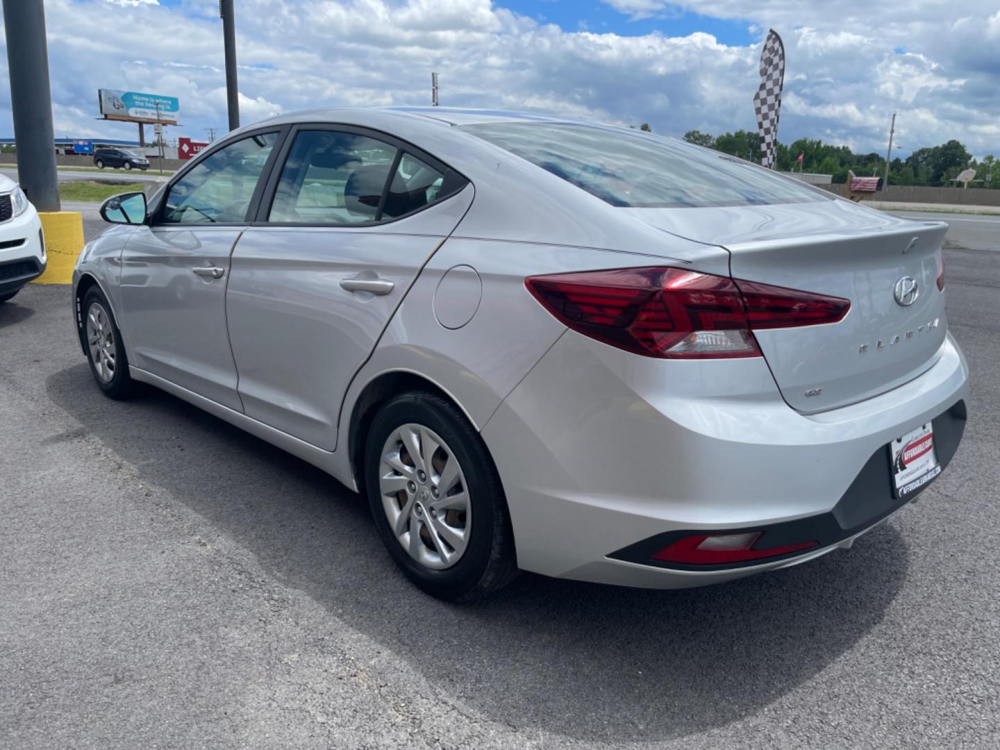 2019 Silver Hyundai Elantra (KMHD74LF9KU) with an 4-Cyl, 2.0 Liter engine, Automatic, 6-Spd w/Shiftronic transmission, located at 8008 Warden Rd, Sherwood, AR, 72120, (501) 801-6100, 34.830078, -92.186684 - Photo#5